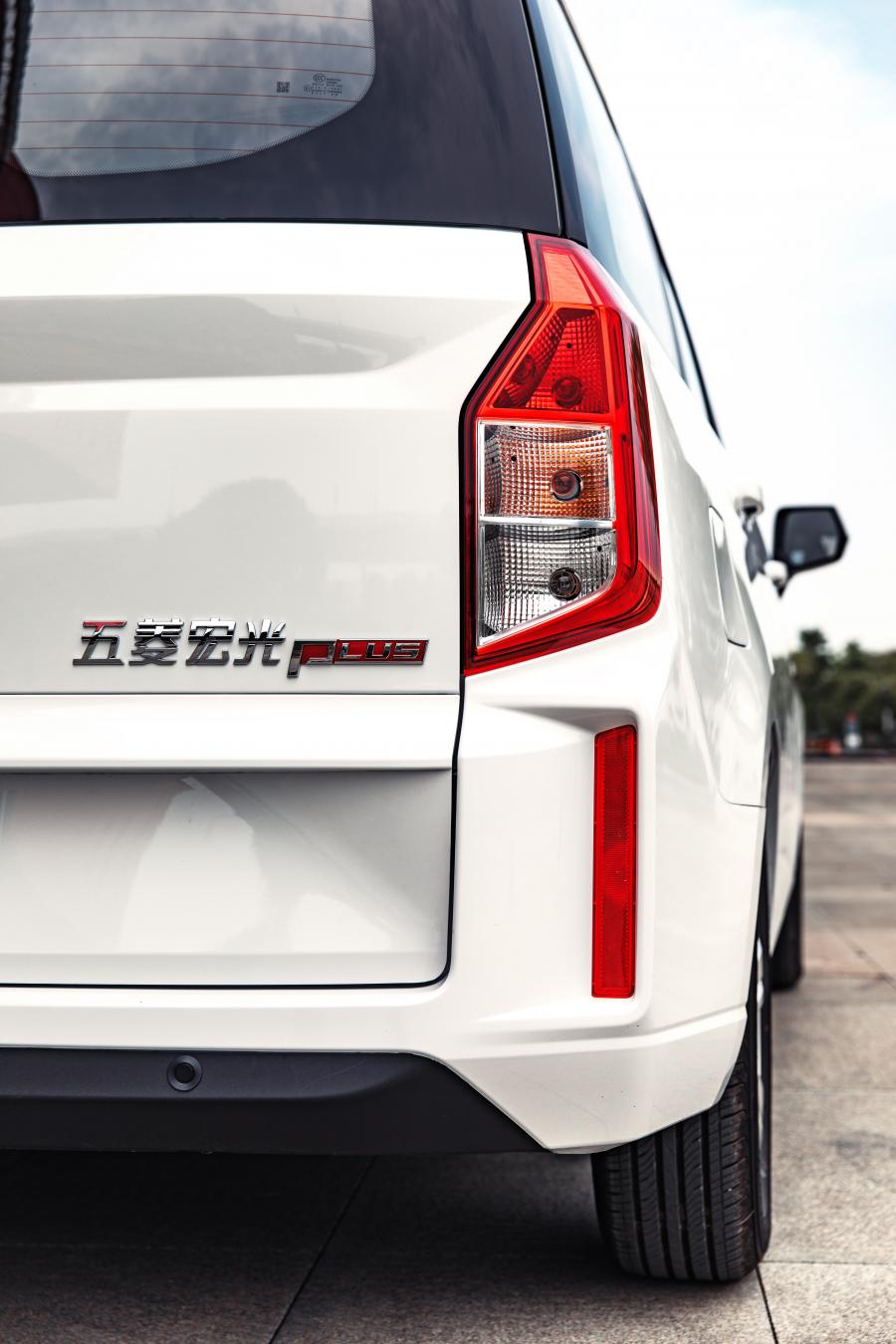 Детали экстерьера WuLing Hongguang Plus 2019 года  (фото 2 из 49)